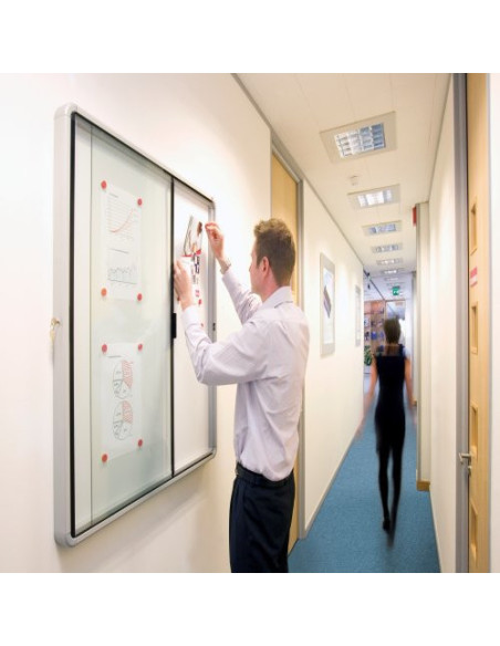 VITRINA NOBO PUERTA CORREDERA INTERIOR FONDO METAL 8 X A4 HOJAS NOBO 1902569