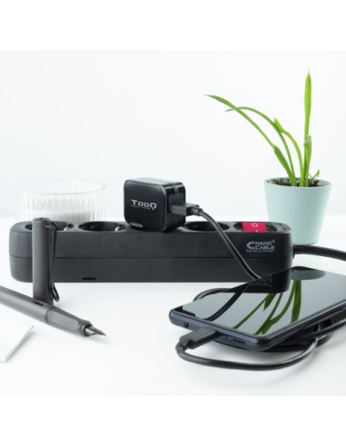 TOOQ CARGADOR DE USB 5V 2.4 A NEGRO